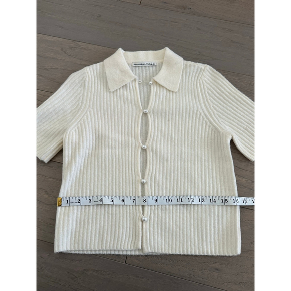 Women's Abercrombie & Fitch Cream Ribbed Pearl Button Up Short Sleeve cardigan - Picture 6 of 8